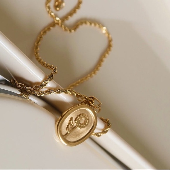 Oval flower necklace - Picture 5 of 6